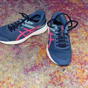 Athletic shoes